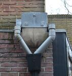 Een mooie dubbele hemelwaterafvoer, helaas wel in PVC en niet in zink.
<br/>
Richard Keijzer, 2015-01-10